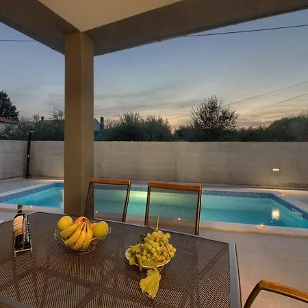 Villa Sissano Mit Privatem Pool In Naehe *